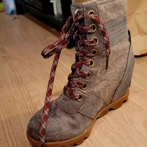 SOREL BOOTS NEARLY NEW SIZE 6
